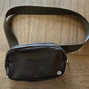 Lululemon black belt bag with extender strap